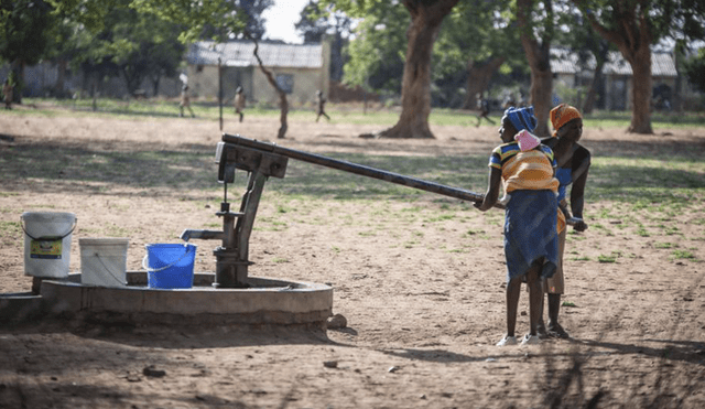 Una medida extrema para abastecer a la población de 650.000 residentes en Zimbabue. Foto: AFP/referencial