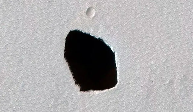 Vista aérea del gran agujero hallado en la superficie de Marte. Crédito: NASA.
