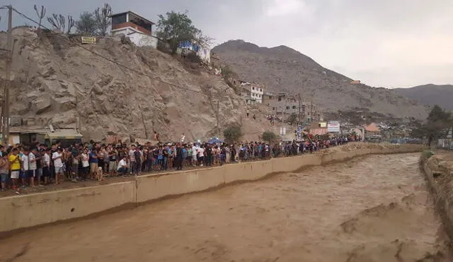Huaycoloro: Vecinos exponen sus vidas para tomar fotos al borde del río | VIDEO