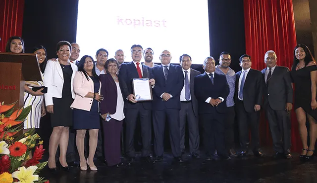 Los integrantes de Koplast recibiendo la distinción de Sedapal.