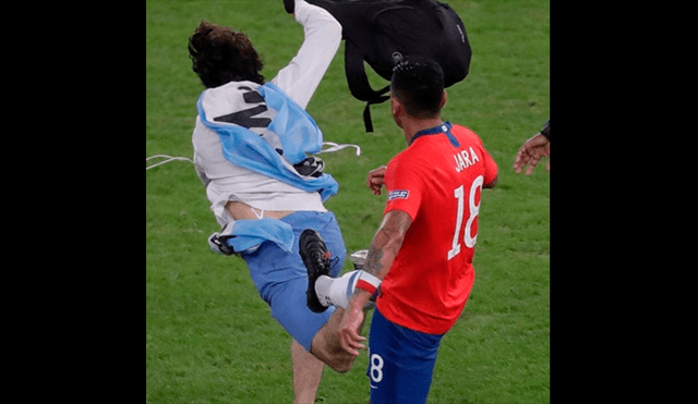 Copa América: Gonzalo Jara y la patada al hincha que le hizo ganarse el repudio de Sudamérica.