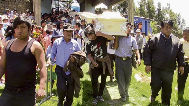 Chimbote: Entierran a tres hermanos que murieron en incendio