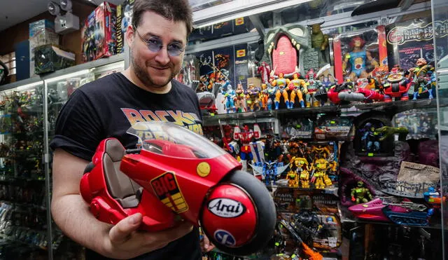 Bruno Lecca, dueño de Critteria Coleccionables, compra, vende y repara.