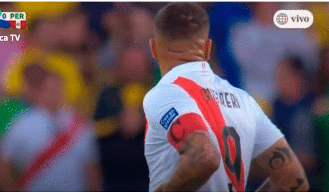 Paolo Guerrero tuvo una eufórica reacción tras el gol de Everton en el Perú vs. Brasil. | Foto: América TV