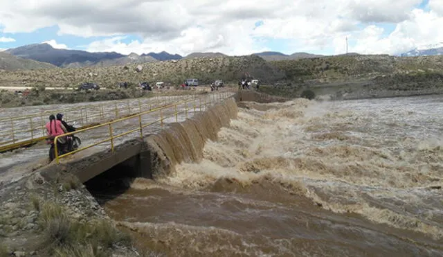 Lluvias: En Arequipa pobladores arriesgan su vida al cruzar río Chilcaymarca | VIDEO 