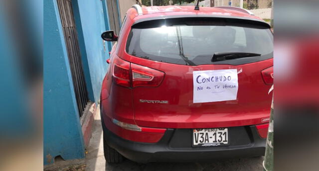 Vecino colocó curioso cartel a vehículo que invadió vereda en Arequipa.
