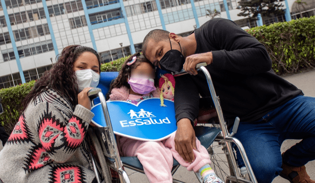 Cuando fue dada de alta, la menor recibió los aplausos del personal médico que la atendió. Foto: EsSalud