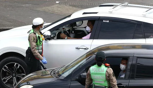 Los policías y militares podrán solicitar al conductor el pase vehicular distrital para corroborar su permiso de movilización. (Foto: Internet)
