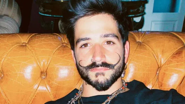 En la instantánea se puede observar el bigote de Camilo Echeverry asomarse en los extremos del elemento de seguridad. (Foto: Instagram)