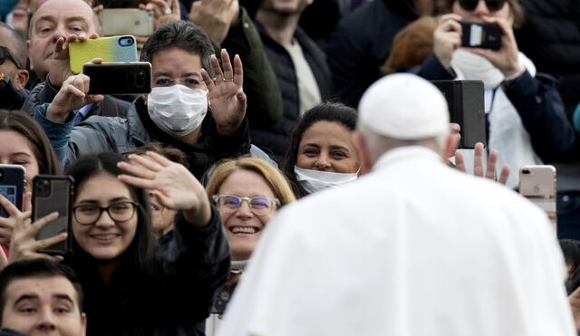 El pontífice llegó a bordo de su "papamóvil" y luego  saludó a los fieles, algunos con mascarillas quirúrgicas. Foto: AFP.