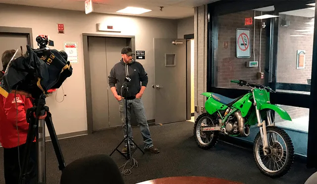 Autoridades policiales hallaron motocicleta Kawasaki y la devuelvieron a su dueño casi tres décadas después. Foto: Captura