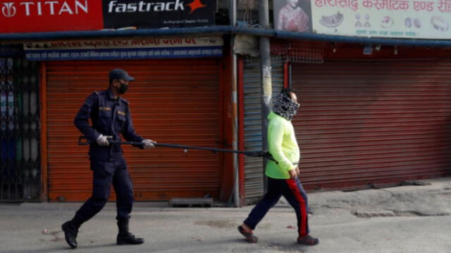 Policía de Nepal usa curioso aparato para detener a quienes violan cuarentena