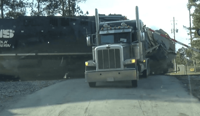YouTube Viral: conductor escapa de camión segundos antes de ser arrollado por tren [VIDEO]