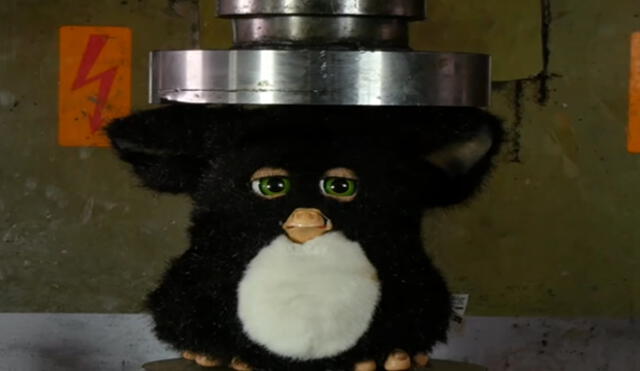 YouTube: Furby es destruido por una dura prensa hidráulica 