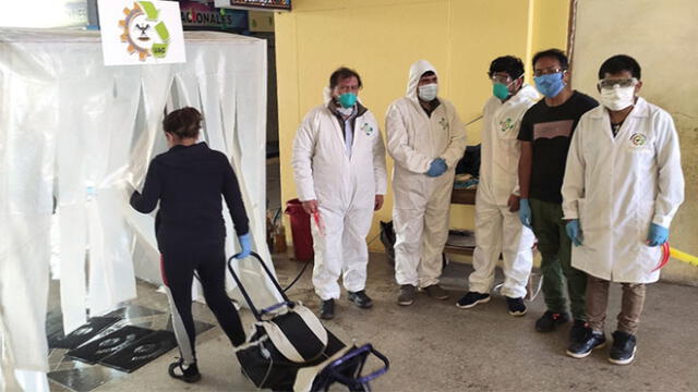 Alumnos y docentes armaron la cabina de desinfección para mercado de Cusco.