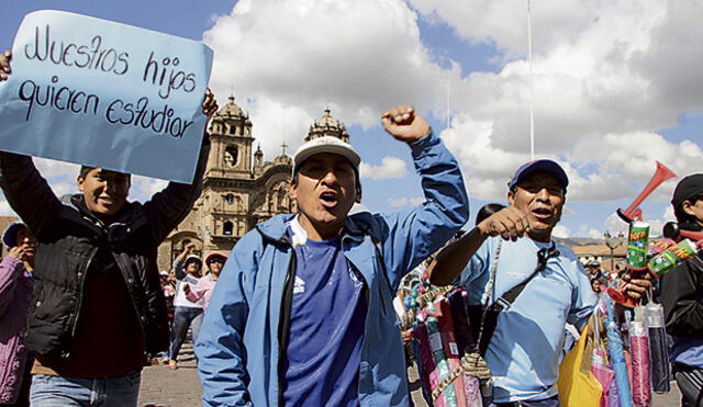 Padres de familia y escolares de Cusco exigen reinicio de clases en movilización