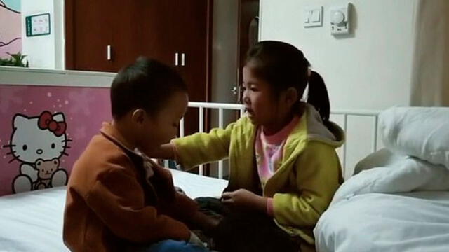 Niña promete a hermanito donarle médula ósea sin saber que sus padres no pueden pagar costosa operación. Foto Daily Mail