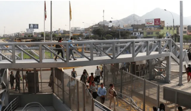 Instalan puente metálico que beneficiará a peatones del Terminal Naranjal