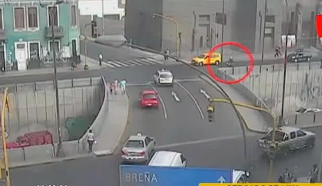 Policía en moto se pasa la luz roja y provoca accidente en Cercado de Lima [VIDEO]
