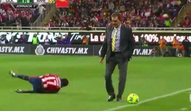 YouTube: entrenador Ricardo La Volpe enloquece y comete falta a jugador de Chivas | VIDEO