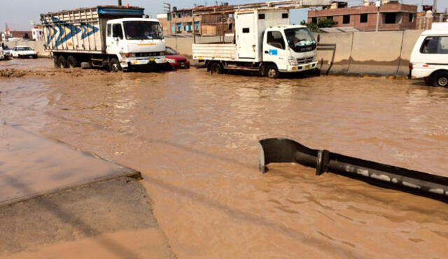 Panamericana Norte fue cerrada por desborde del río Chillón | VIDEO