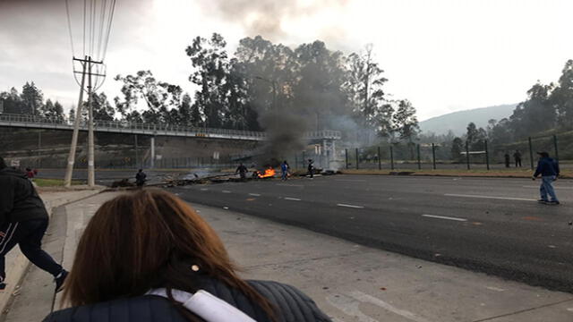 Peruanos varados en aeropuerto de Quito relatan situación que se vive por protestas 