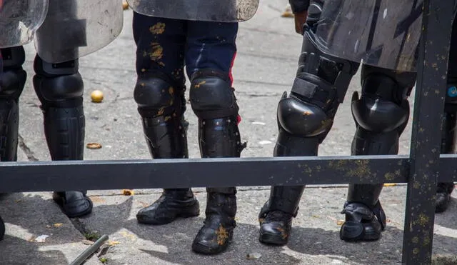 Venezuela: Manifestantes lanzan excremento contra la Policía durante las protestas