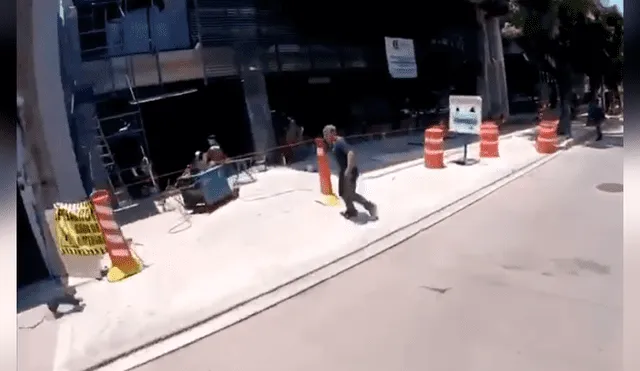 Desliza las imágenes para conocer la rápida acción de una joven para rescatar a un perro atemorizado. Foto: Captura.