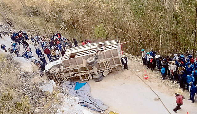 Al precipicio. Camión lechero cayó a un abismo de 40 metros en caserío Shahuarpampa.
