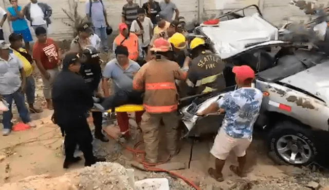 Piura: rescatan a conductor de camioneta luego de accidente de tránsito [VIDEO]