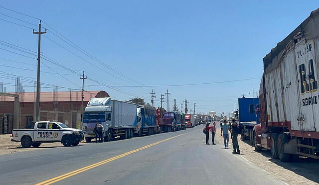 Transportistas bloquean carretera para exigir sus reclamos. Foto: Rosa Quincho.