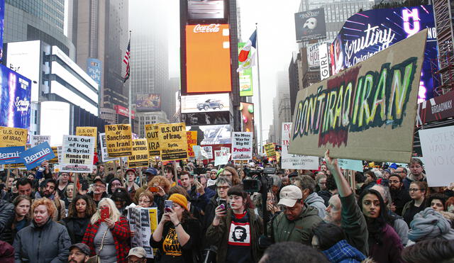 Activistas tomaron el Times Square para protestar ante la tensión entre EE. UU., Irán e Irak. Foto: AFP.