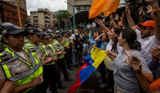 Oposición enfrenta un peligroso cisma que favorece al chavismo 