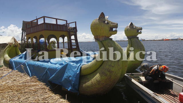 Lugareños se transportan de isla en isla con sus balsas.