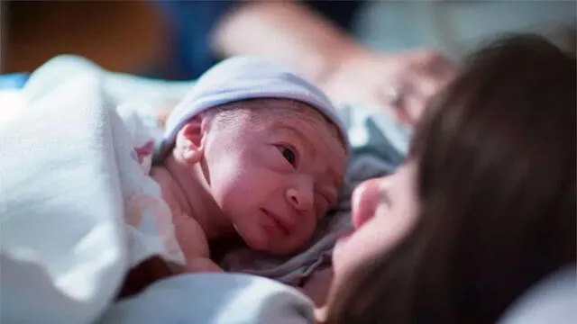 Nace el primer bebé con material de tres padres diferentes