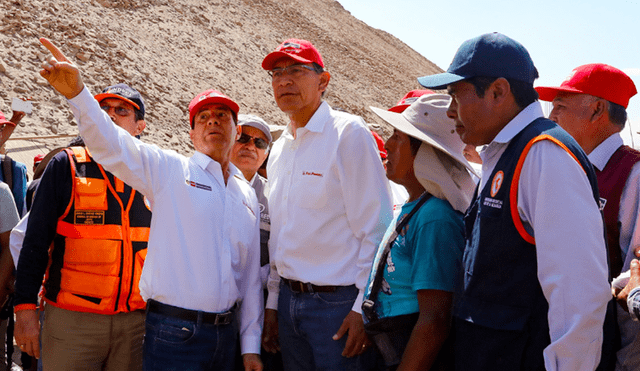 Martín Vizcarra junto a ministros visitando las zonas afectadas por huaicos en Tacna. Foto: Presidencia.