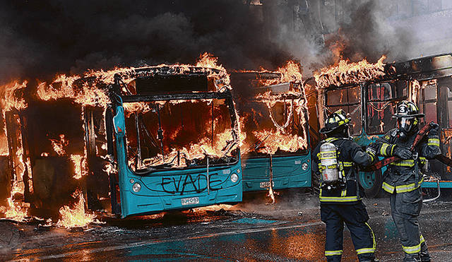 Chile en emergencia: violencia, quema de buses y saqueos en Santiago y regiones