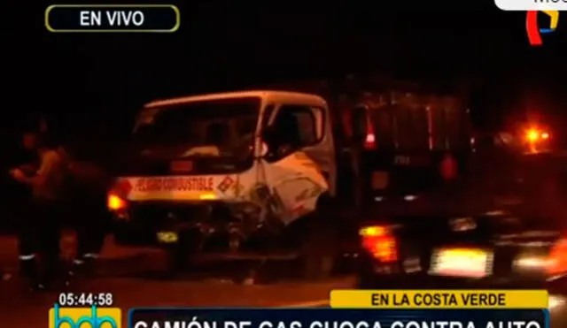 Dos heridos tras choque de auto contra camión de gas en San Miguel [VIDEO]