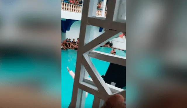YouTube viral: Bañistas animan a hombre temeroso a hacer "salto mortal" y ocurre esto [VIDEO] 