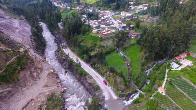 Áncash: Recuperan tramo de carretera que colapsó por crecida del río Mosna