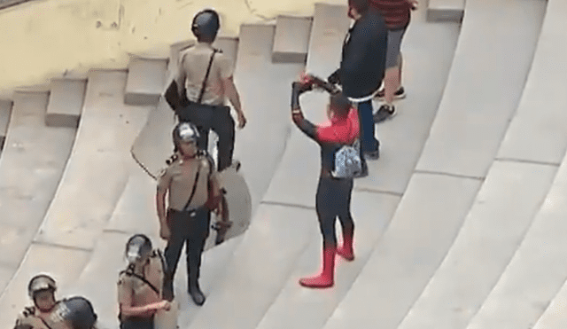 En Facebook, un joven utilizó el disfraz de SpiderMan para apreciar el partido en el Estadio Monumental.