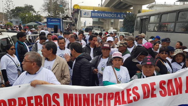 Con carteles en mano, los pobladores de ambos distritos protestaron para exigir la solución de los problemas limítrofes.