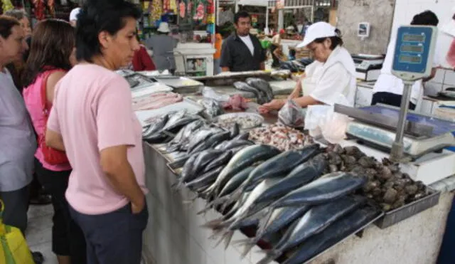 Comerciantes y amas de casa corroboran alza de precio del pescado
