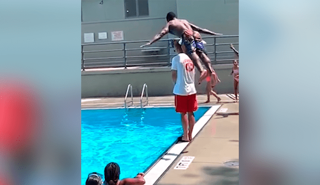 Graban el asombroso salto de un hombre al hacer un clavado sobre un salvavidas [VIDEO] 