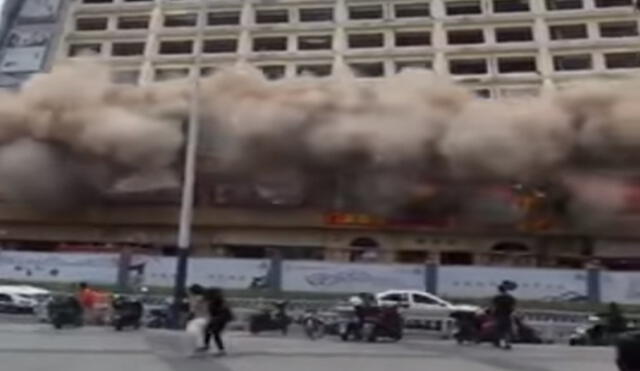 YouTube: Transeúntes fueron sorprendidos con impresionante demolición de edificio