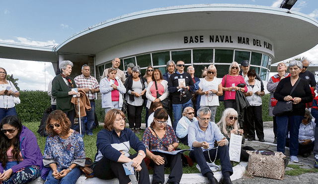 Tensión entre familiares a doce días sin rastros del submarino argentino