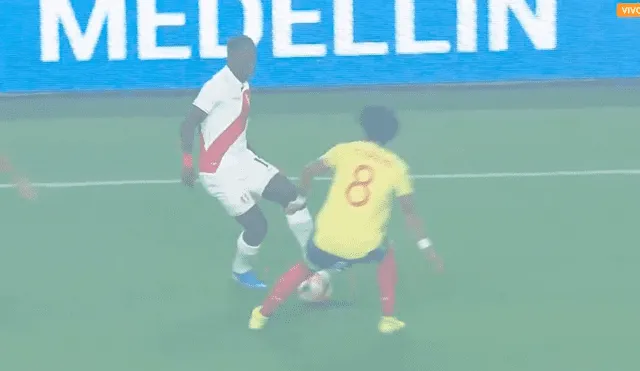 Al minuto del primer tiempo, Luis Advíncula le hizo un túnel a Juan Cuadrado en partido amistoso internacional fecha FIFA 2019.