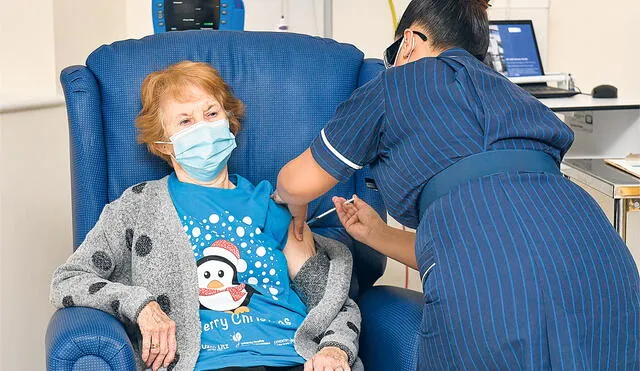 Un gran avance. La enfermera May Parsons administra la vacuna Pfizer-BioNtech contra el COVID-19 a Margaret Keenan, de 90 años, en el hospital de Coventry, en el centro de Inglaterra. Foto: AFP