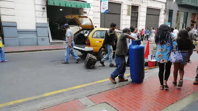 Balón de gas era trasladado en taxi en pleno Centro de Lima