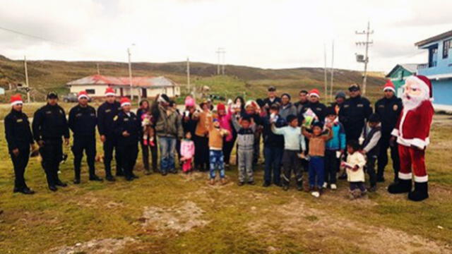 Navidad: policías entregan regalos a niños pobres en Pasco
